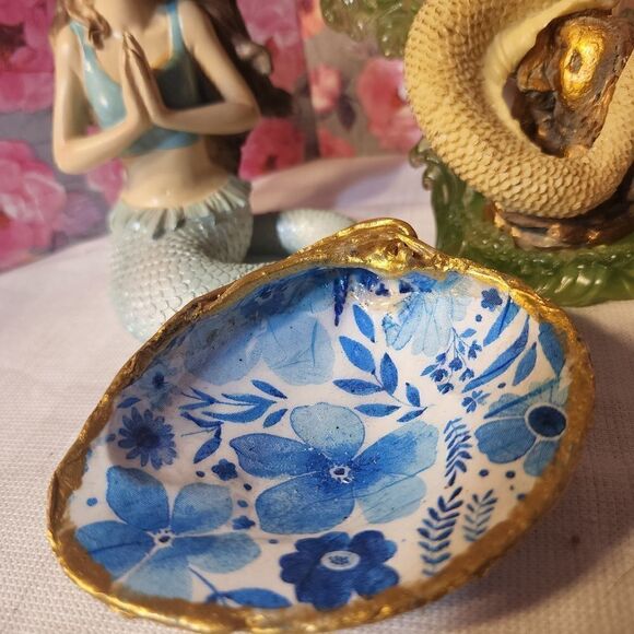 DECOUPAGE BLUE FLOWERS ON A CLAM SHELL - Picture 4 of 9
